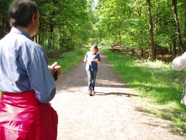 Kontrolle der Kids im Wald